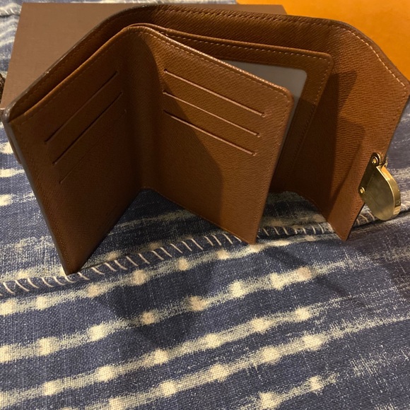Louis Vuitton Wallet 100% Authentic - Picture 7 of 9